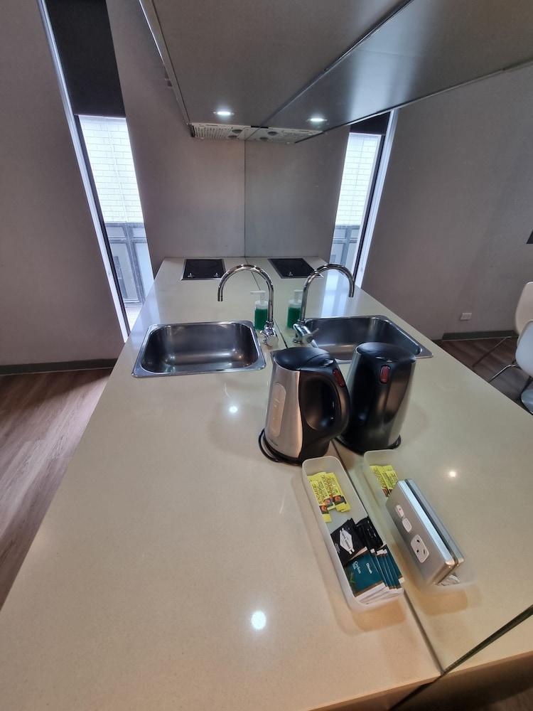 Melbourne ViVo Room Type - Comfort Studio, 1 Queen Bed, Non Smoking, Kitchen