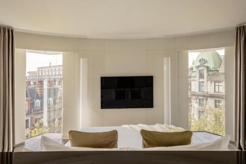ME London Room Type - 3 Bedroom Beyond ME + Suite Panoramic City View