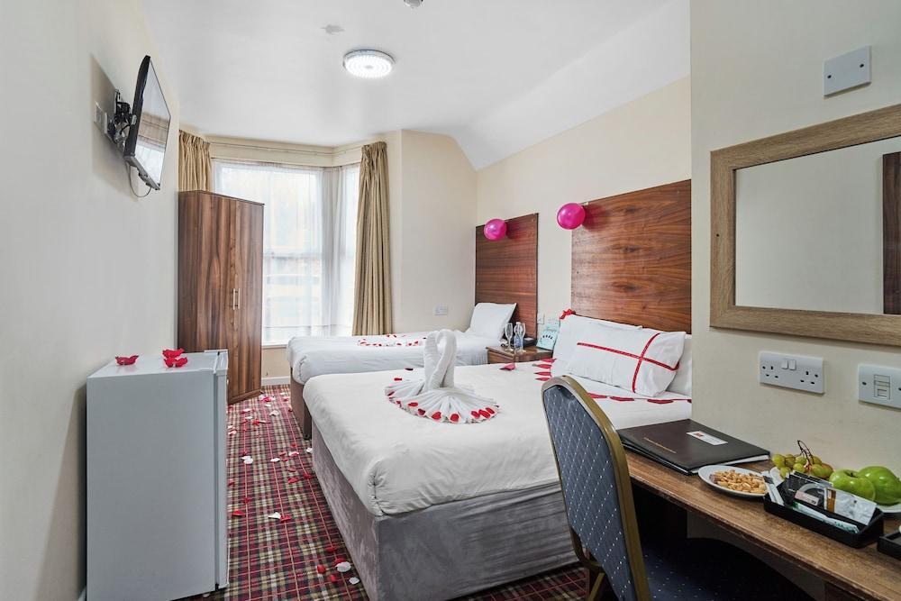 Lucky 8 Hotel London Ilford Room Type - Superior Triple Room