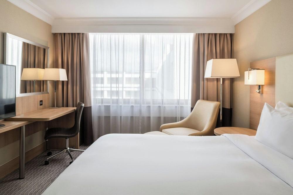 Renaissance London Heathrow Hotel Room Type - Standard Room, 1 Queen Bed