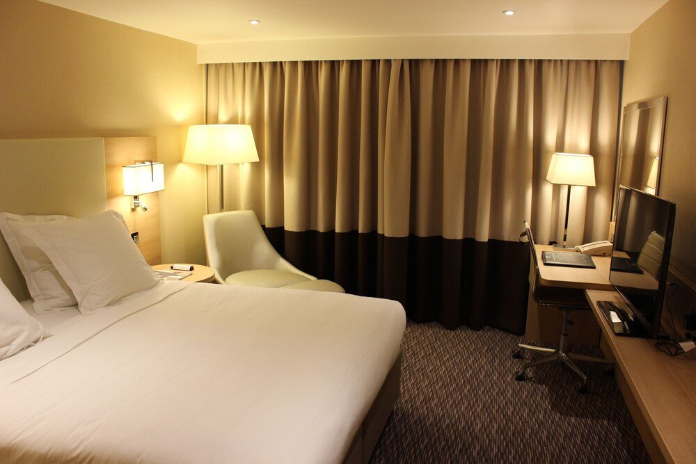 Renaissance London Heathrow Hotel - Tap to explore photos