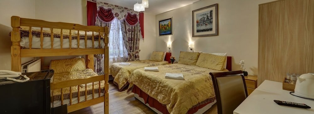Barry House Room Type - Family Room (For 5 People)