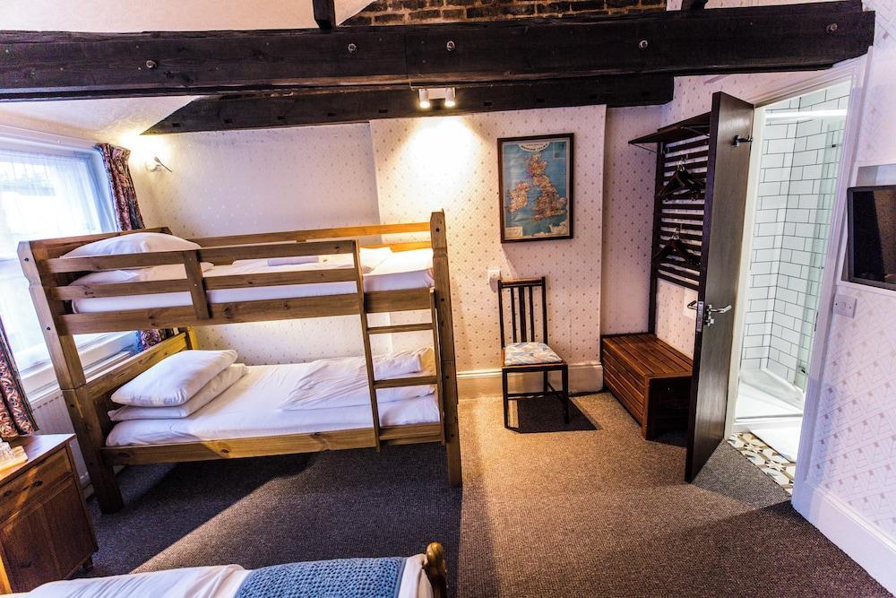 St Athans Hotel Room Type - Top floor quad room with private bathroom