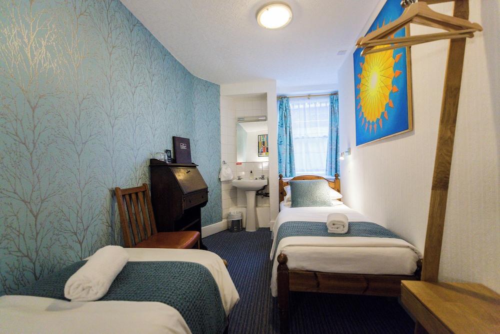 St Athans Hotel Room Type - Lower ground floor twin room with shared bathroom St Athans Hotel Room Type - Lower ground floor twin room with shared bathroom