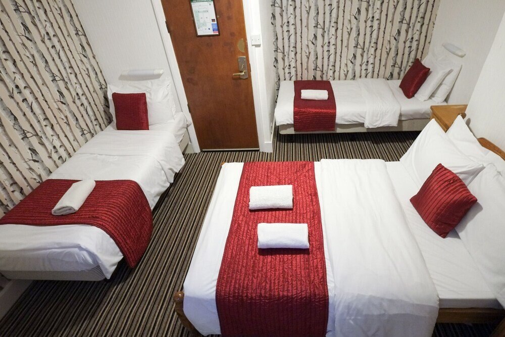 St Athans Hotel Room Type - Lower ground floor quad room with shared bathroom