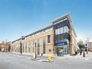 Travelodge London Richmond Central - Tap to explore photos
