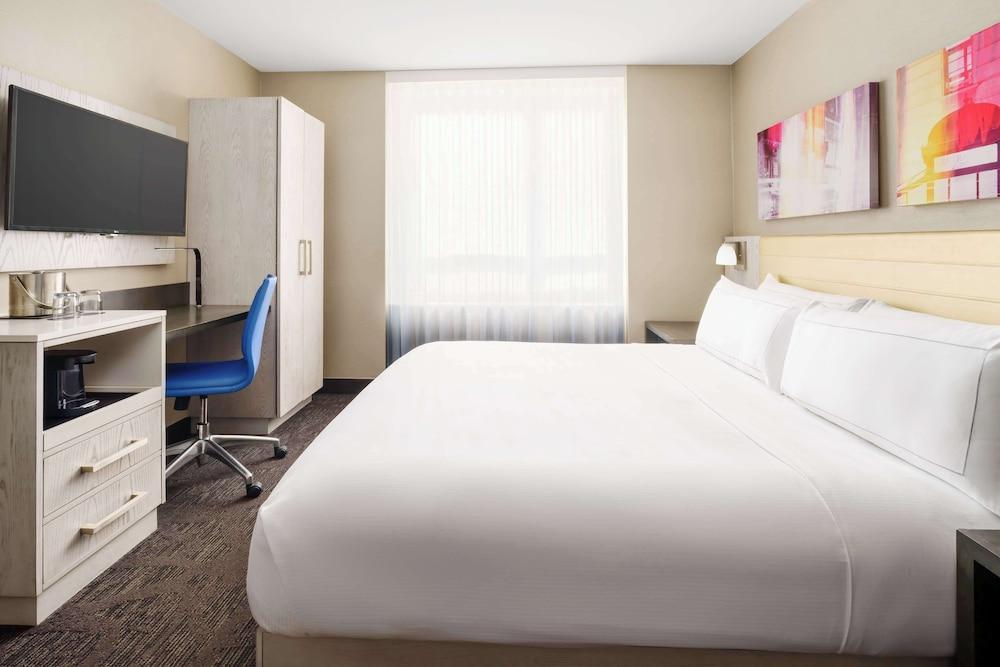 DoubleTree by Hilton Hotel New York Times Square West Room Type - 1 KING BED STANDARD