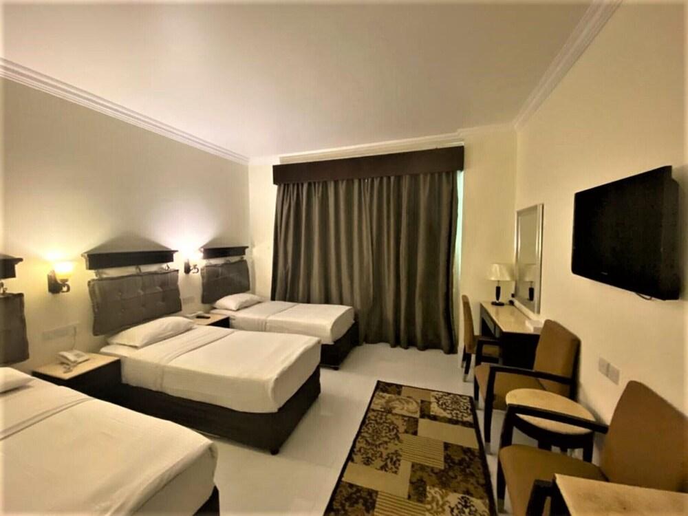 Signature Inn Diera Room Type - Triple Room, Pool Access