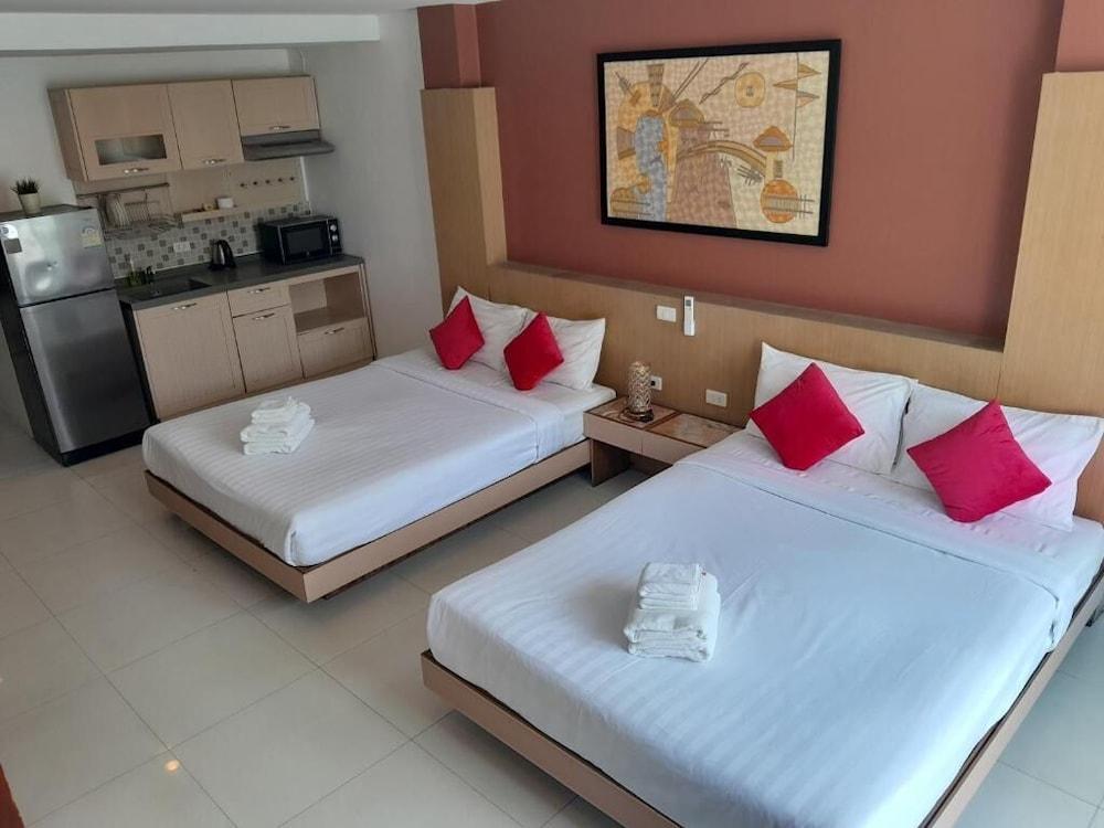 Island Patong Beachfront Hotel Room Type - Family Studio Suite