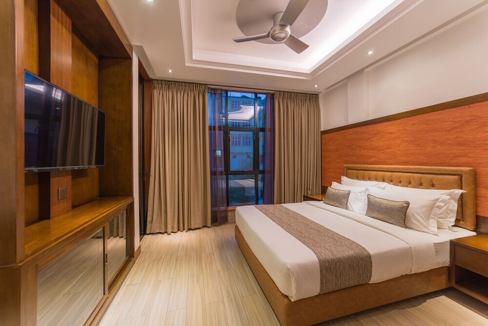Samann Host Room Type - Executive Suite-Balcony View with Free Return Airport Transfer