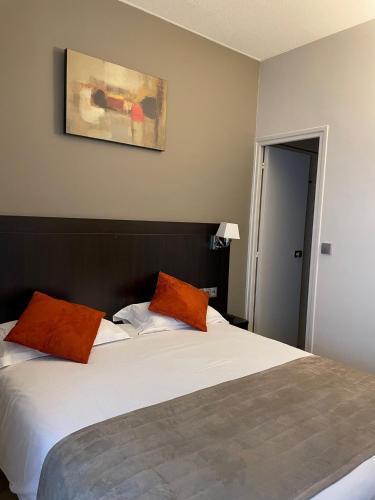 Beaugency Hotel - Tap to explore photos
