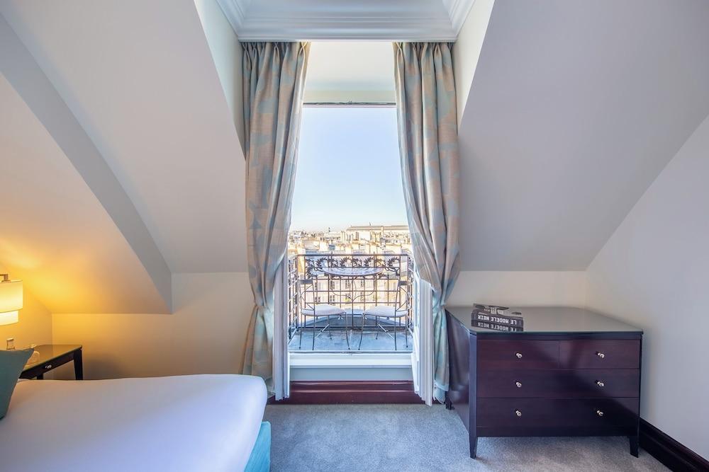 Hôtel Pont Royal Room Type - Deluxe room Eiffel view