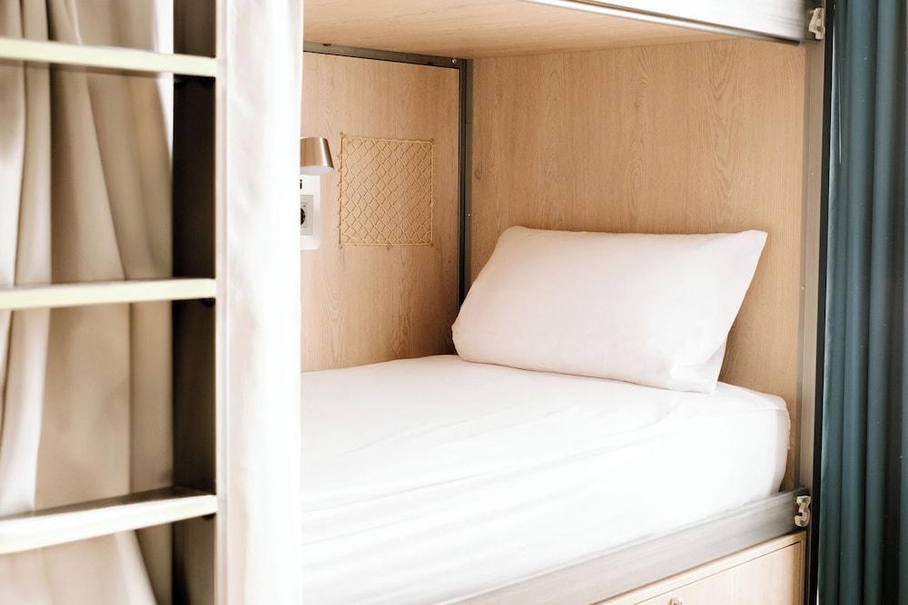 Glint Paris Room Type - Bed in a 4 bed dormitory, Female