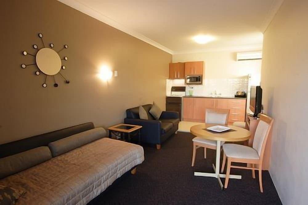 Narellan Motor Inn Room Type - Deluxe Apartment, 1 Bedroom
