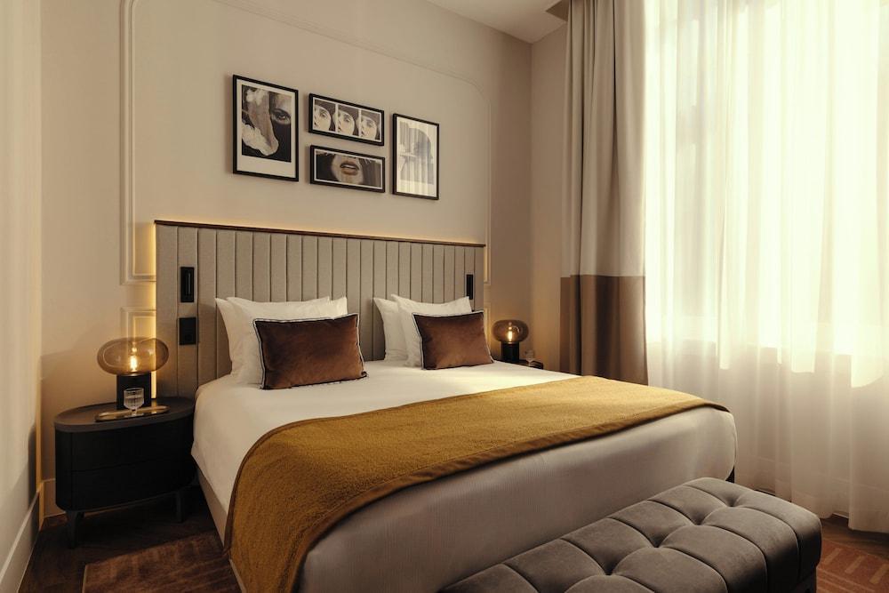 The Manor Amsterdam Room Type - Family Room (1 King Bed 2 Sofabeds)