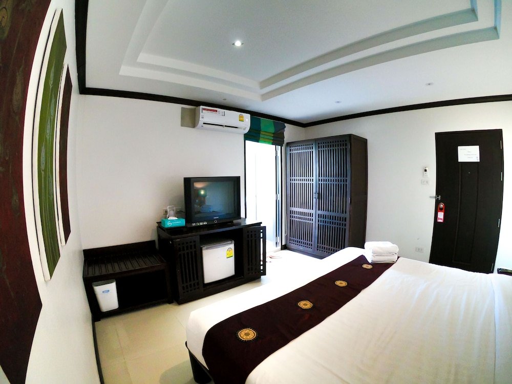 Queen Boutique Hotel - Tap to explore photos