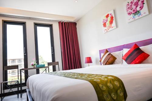 Queen Boutique Hotel - Tap to explore photos