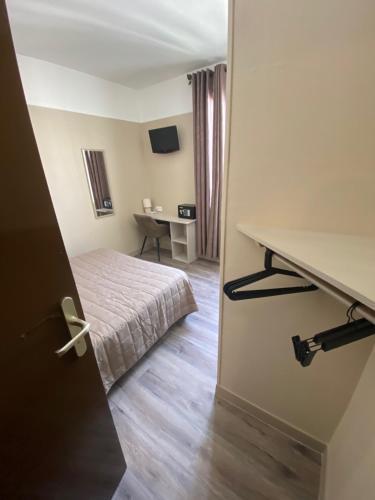 Hotel Angleterre - Tap to explore photos