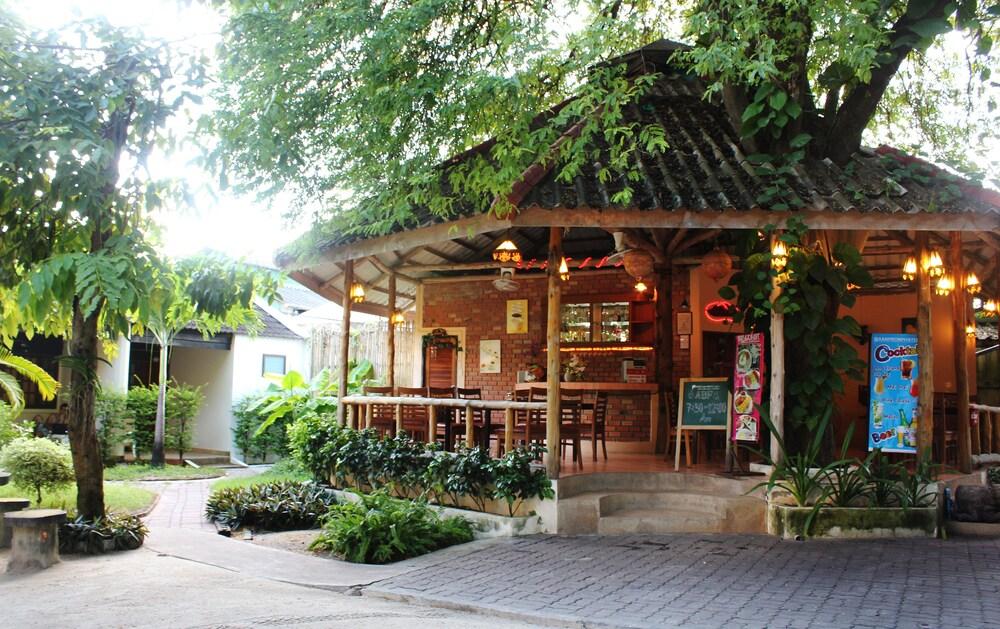 Baan Pron Phateep - Tap to explore photos