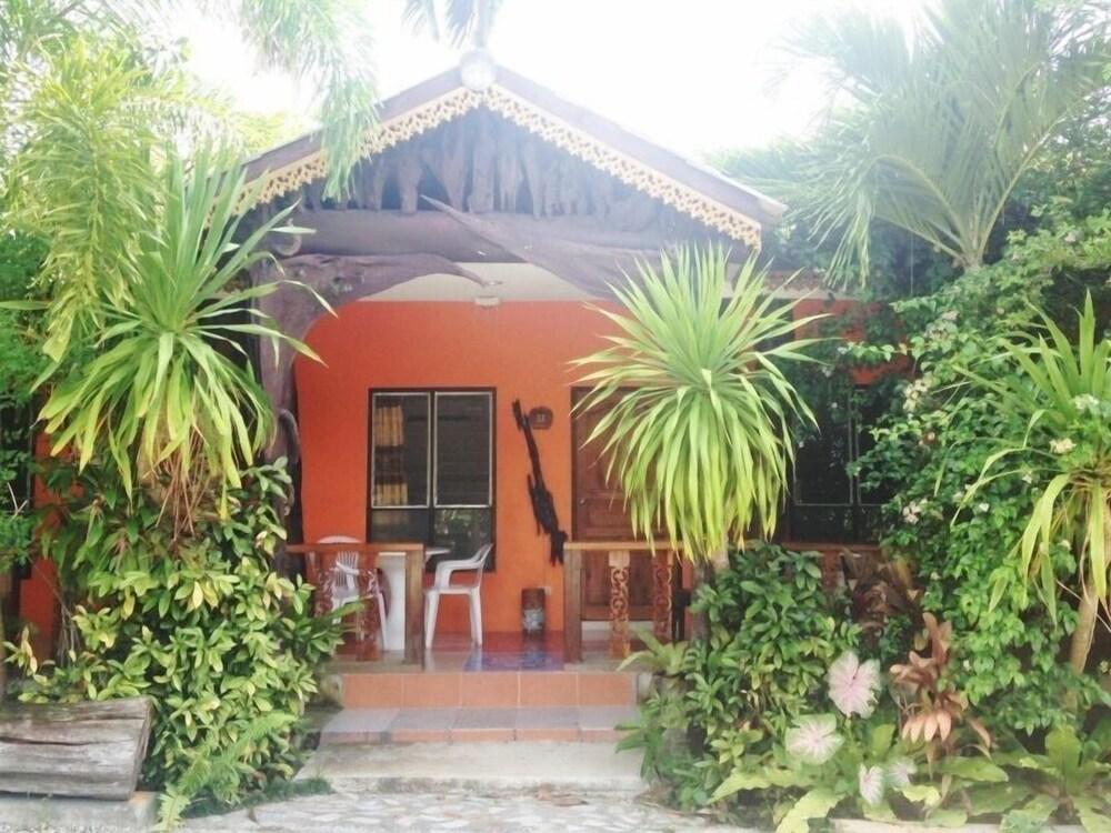 Ruan Mai Sang Ngam Resort - Tap to explore photos