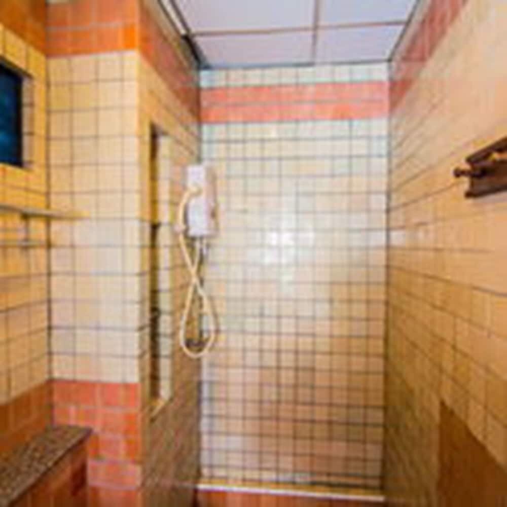 Sutus Court 2 - Tap to explore photos