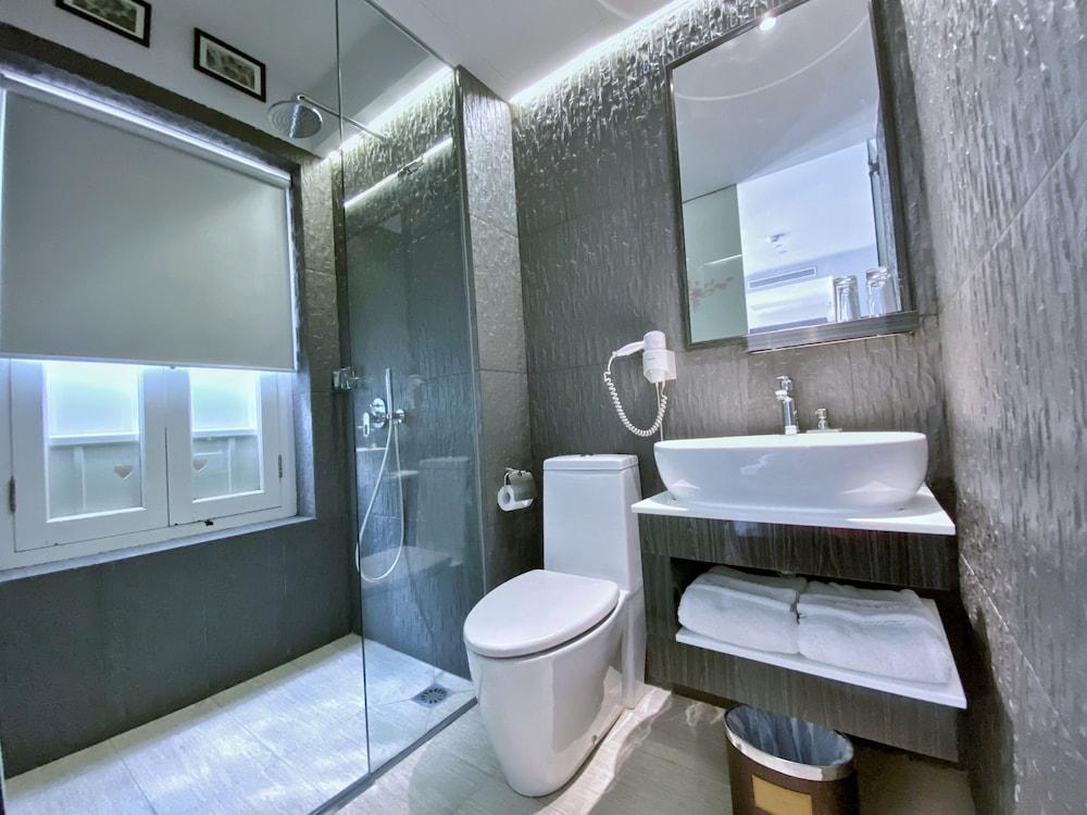 Bliss Hotel Singapore - Tap to explore photos