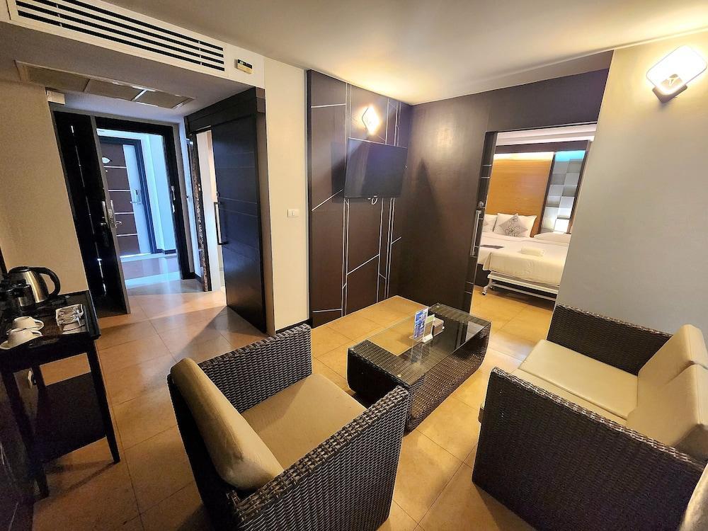 Sky Dome Resotel Room Type - Deluxe Suite
