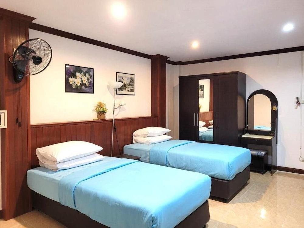 Rabbit Mansion Patong Hotel Room Type - Deluxe Twin Room with Balcony(No-window)