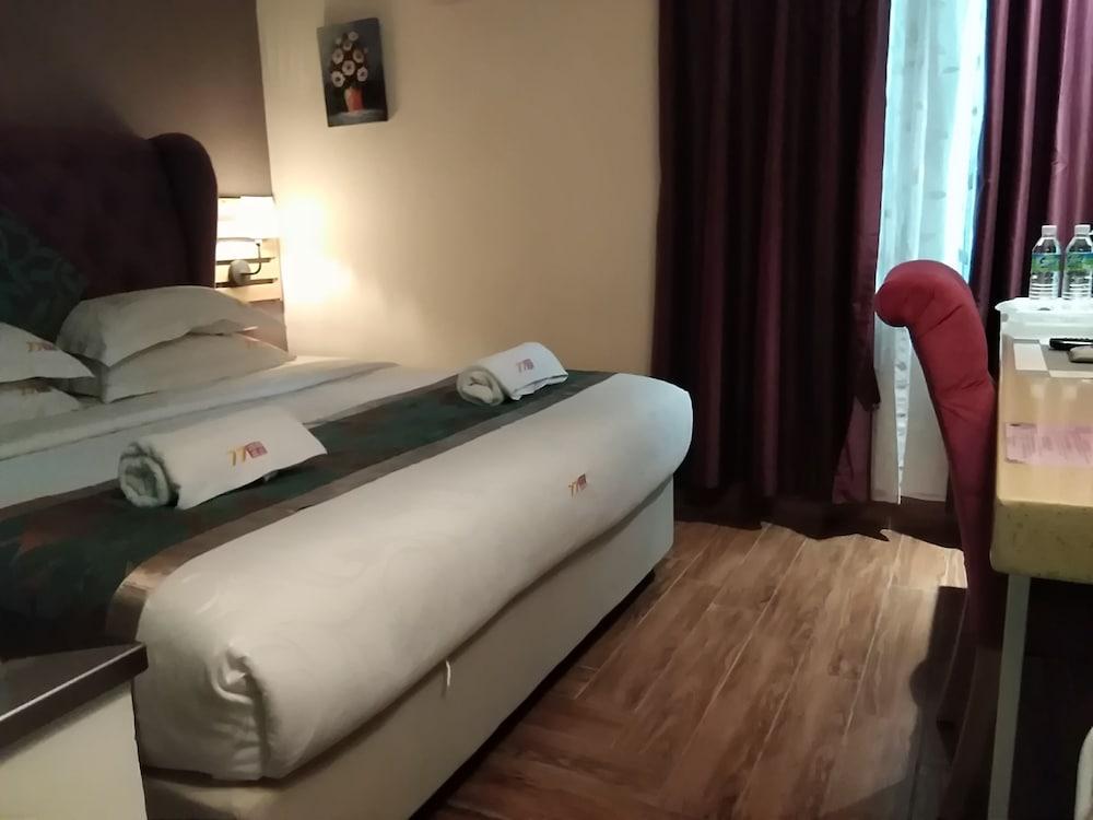 77 Boutique Hotel Room Type - Deluxe Room (With Window)