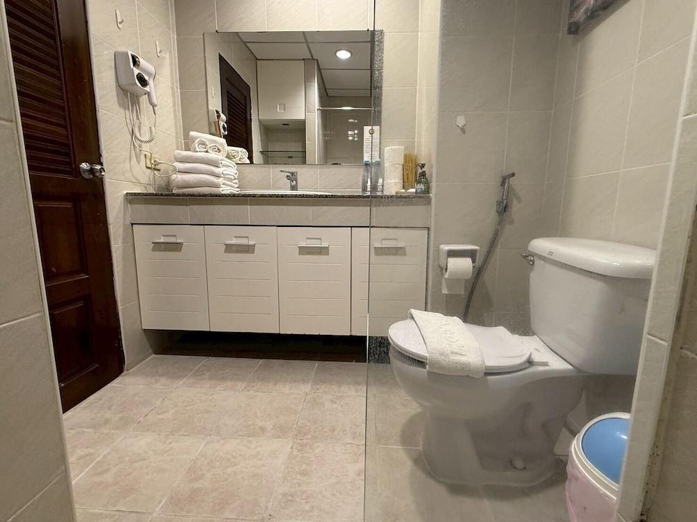 View Talay 6 Pattaya Beach Apartment by Honey Room Type - Studio, Kitchenette, Sea View<p><strong>1 King Bed</strong></p><p>517-sq-foot soundproofed room with View Talay 6 Pattaya Beach Apartment by Honey Room Type - Studio, Kitchenette, Sea View<p><strong>1 King Bed</strong></p><p>517-sq-foot soundproofed room with