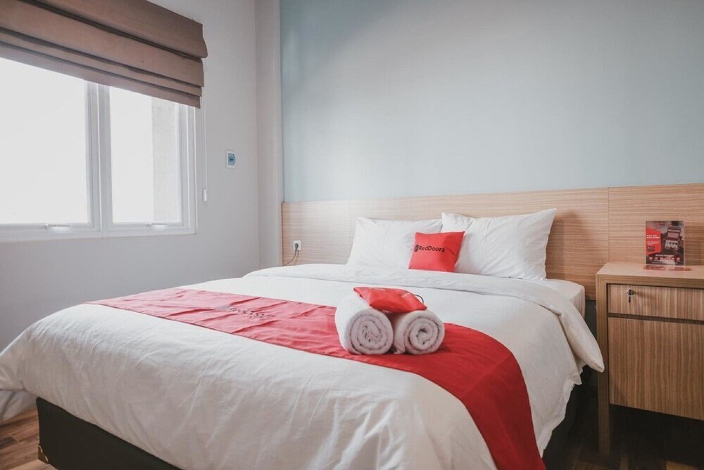 RedDoorz Plus @ Karet Pedurenan 3