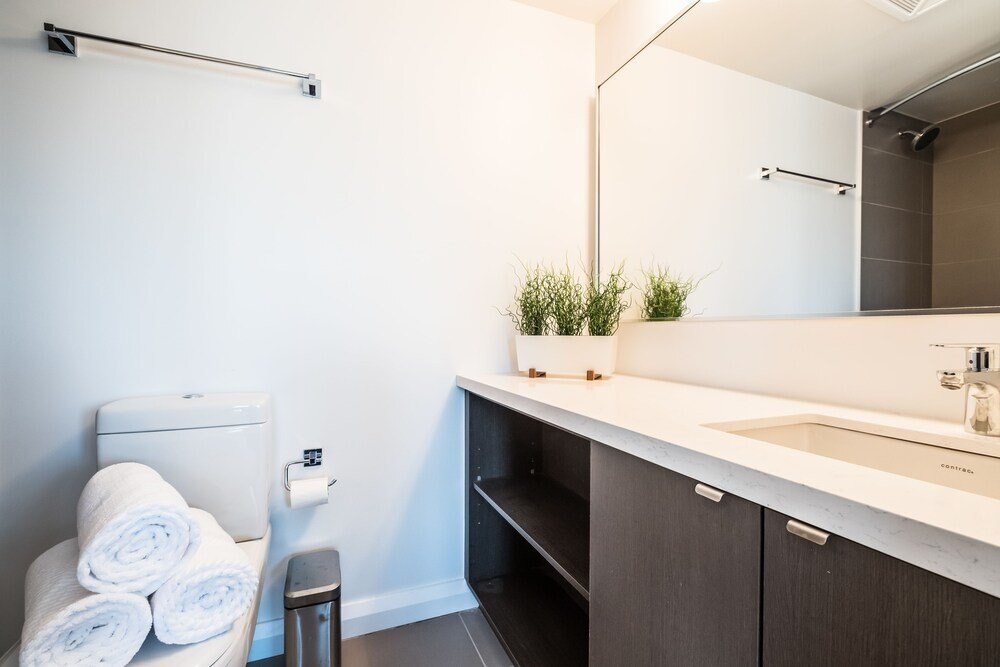 QuickStay - Luxury Executive in Yorkville (Yonge & Bloor) - Tap to explore photos