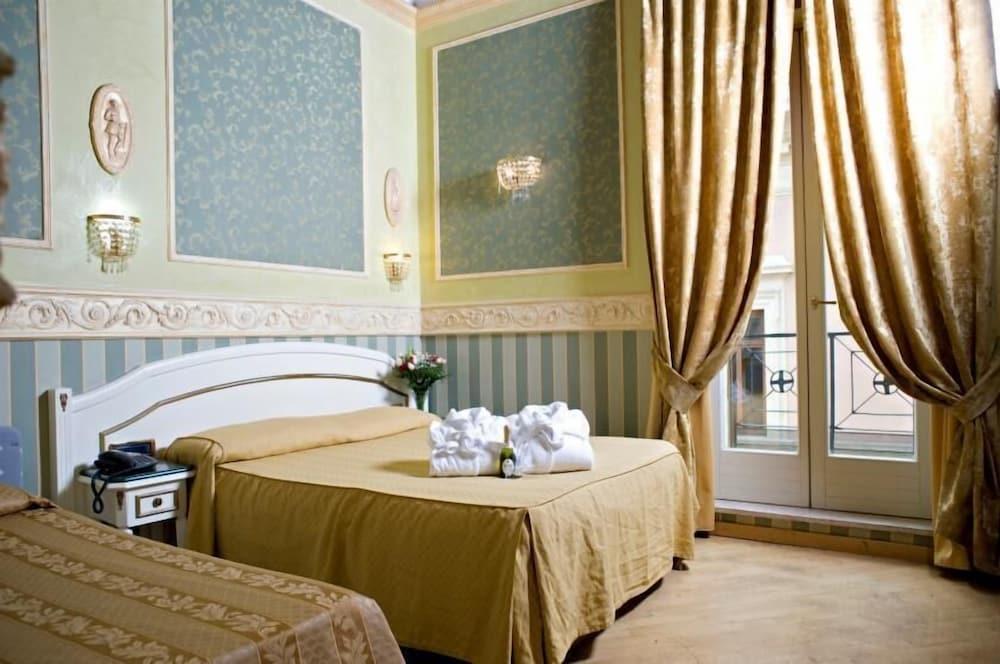 Suite Montecitorio - Tap to explore photos