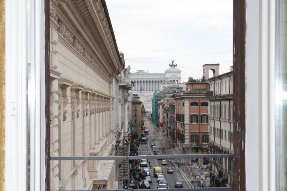 Suite Montecitorio - Tap to explore photos