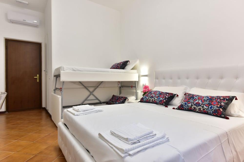 Rome Terminal House Room Type - Basic Quadruple Room, Non Smoking