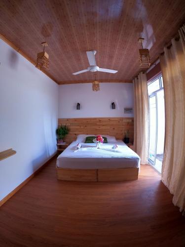 New Breeze Thoddoo Inn - Tap to explore photos