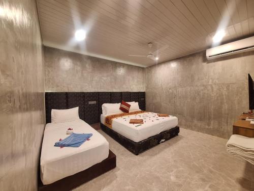 New Breeze Thoddoo Inn