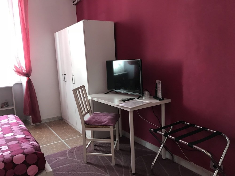 A Casa di Giallo Guest House - Tap to explore photos