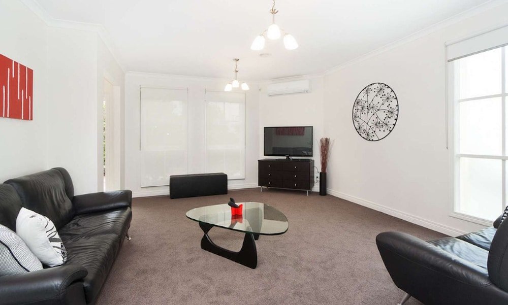 Smart Caulfield Townhouse - Tap to explore photos
