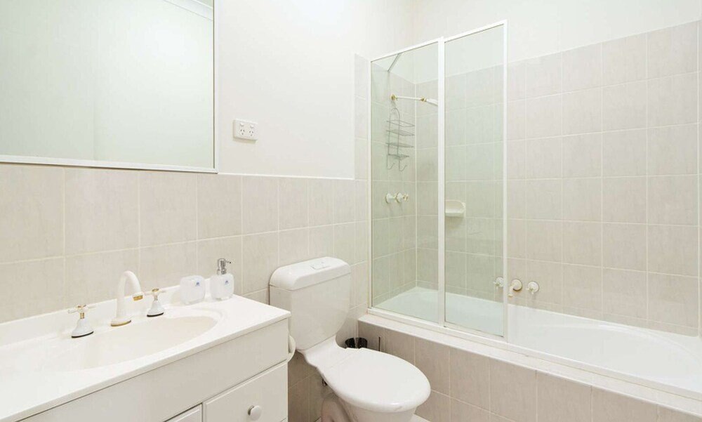 Smart Caulfield Townhouse - Tap to explore photos