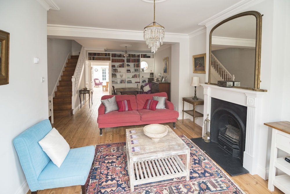 Traditional Home in Kew Gardens - Tap to explore photos