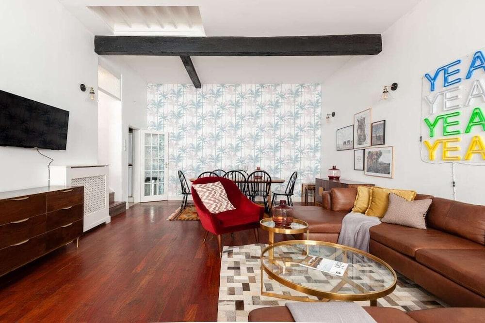 The South Kensington Mews - Lovely & Bright 5BDR Kensington Mews - Tap to explore photos