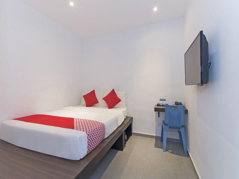 OYO 128 Mutiara Suites - Tap to explore photos