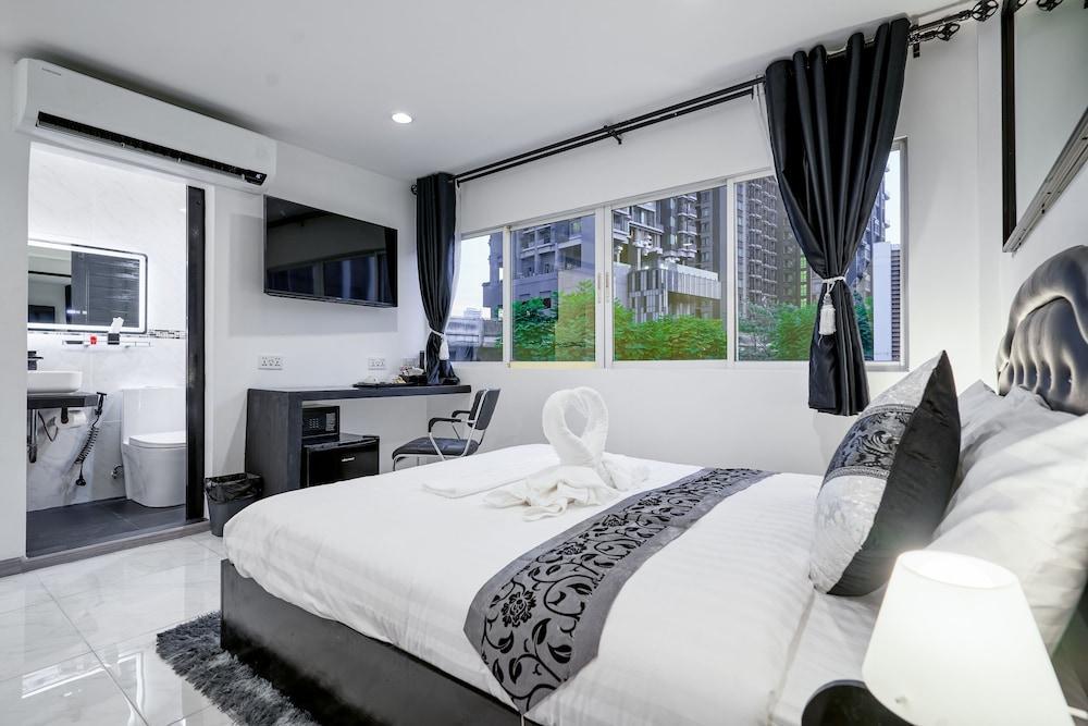 Thonglor Suites Hotel Room Type - Junior Room, 1 Queen Bed, Non Smoking, City View