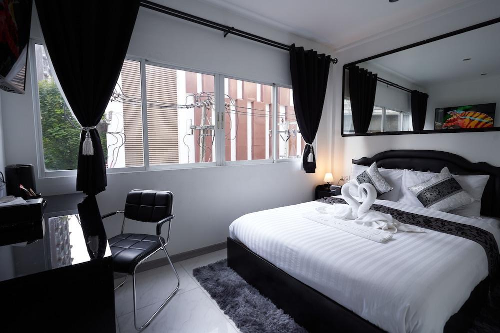 Thonglor Suites Hotel Room Type - Standard Room, 1 Queen Bed, Non Smoking, City View