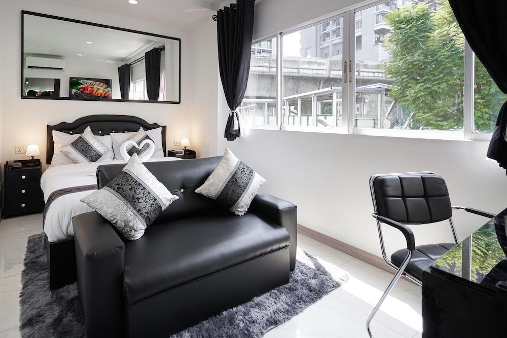 Thonglor Suites Hotel Room Type - Deluxe Room, 1 Queen Bed, Non Smoking, City View