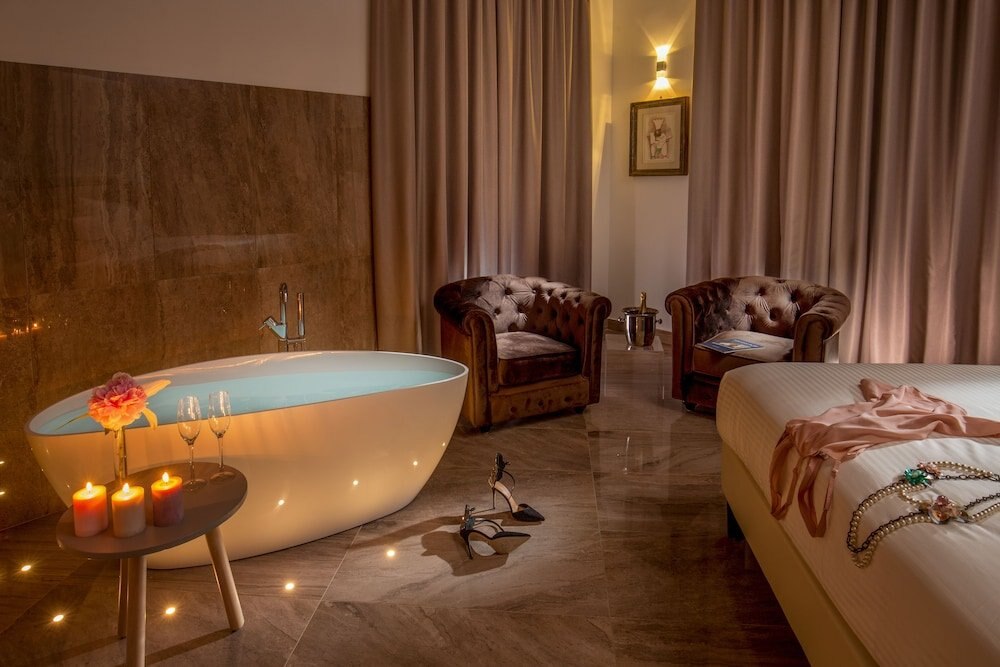 GCF Luxury Suites, Guest House Room Type - Junior Studio Suite, Bathtub