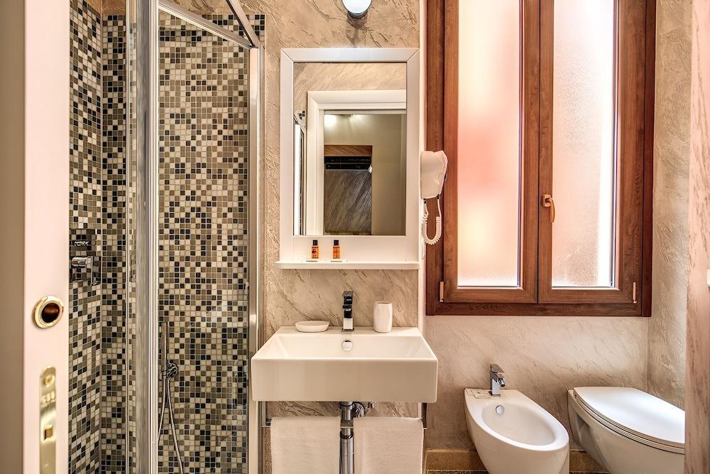 Colosseo Accomodation Room Guest House - Tap to explore photos