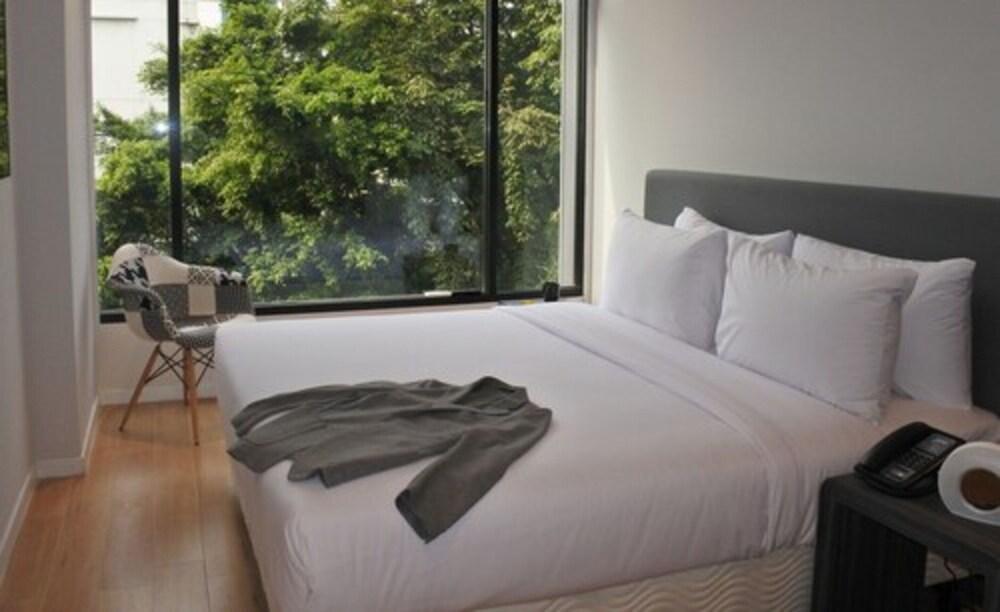 Juno Tanah Abang Jakarta Room Type - Deluxe Double Room, 1 Queen Bed
