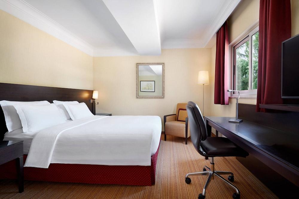 Courtyard by Marriott Rome Central Park - Tap to explore photos